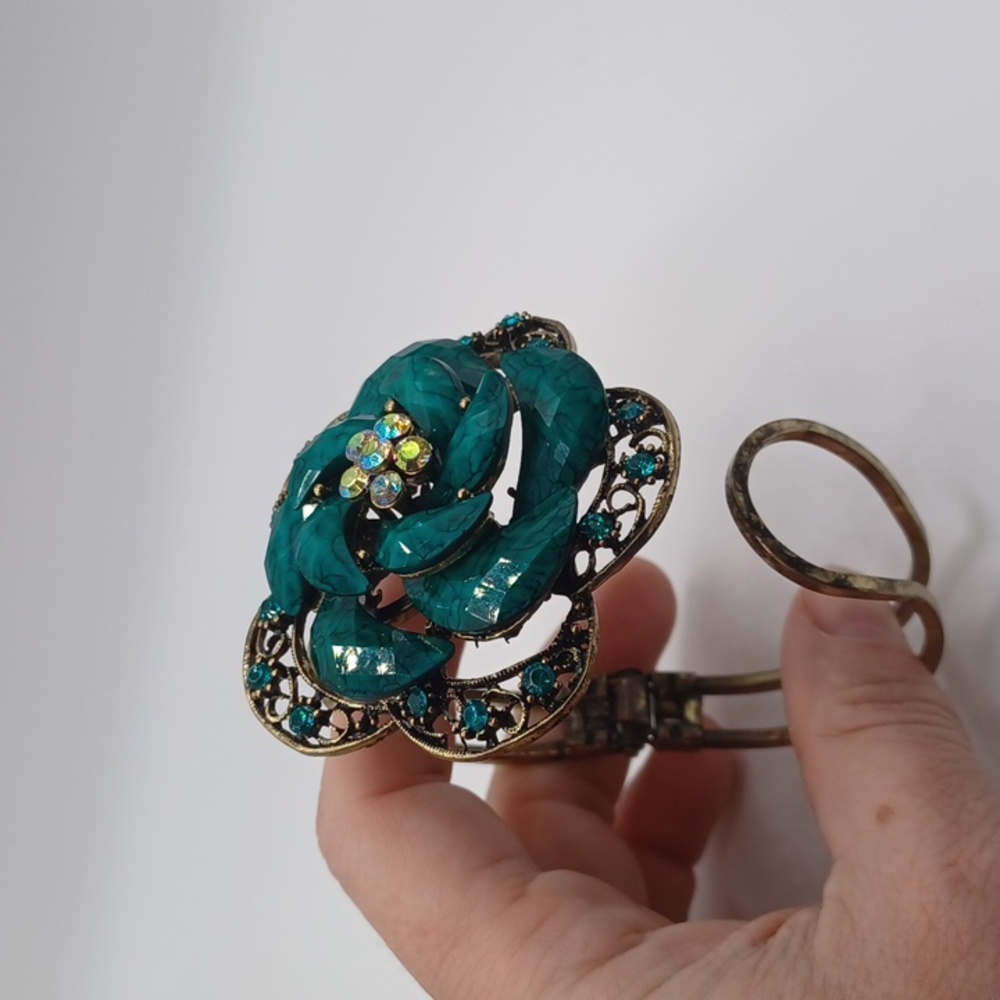 Turquoise Colored flower Bracelet - Picture 7 of 7